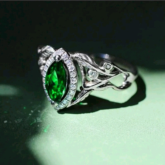 New Gorgeous Emerald Wedding Ring - Picture 5 of 7